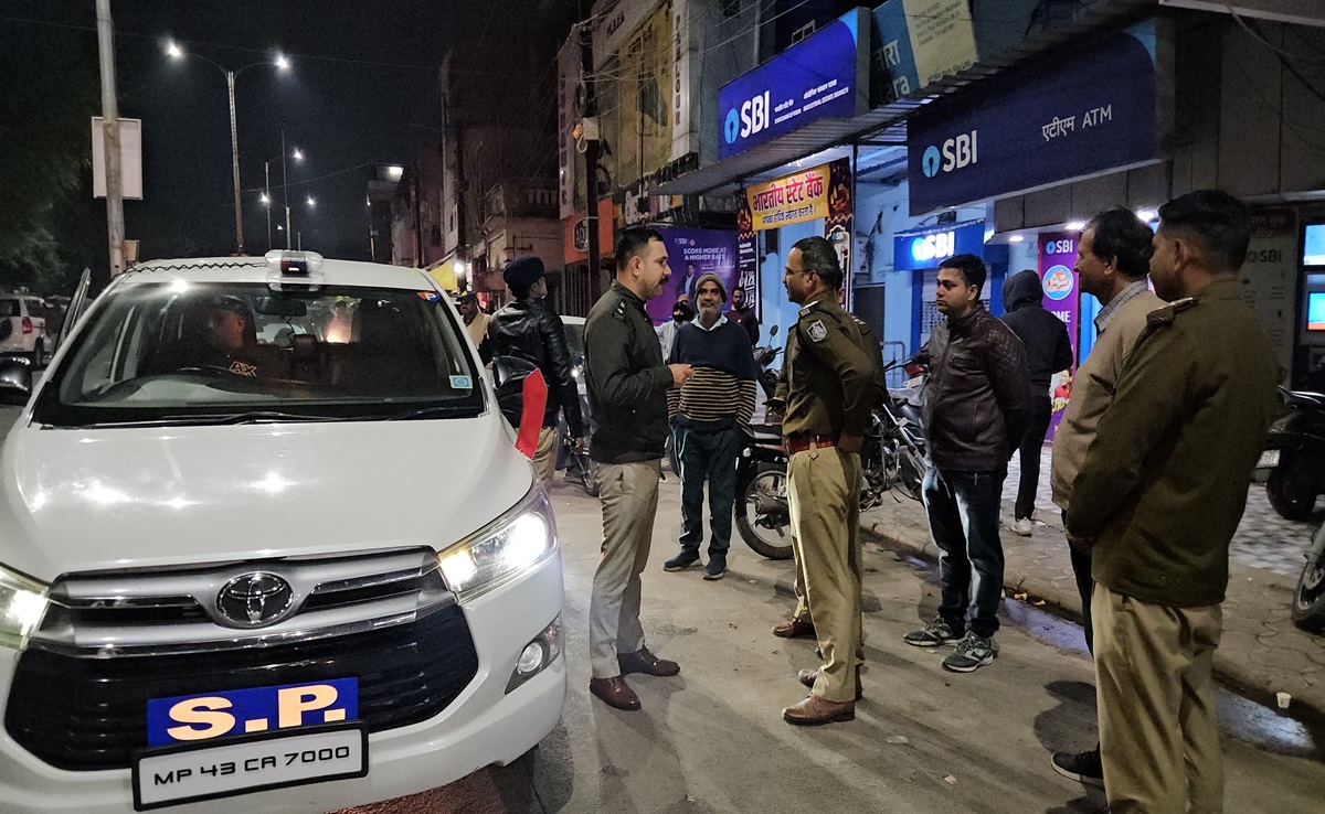 Crime: रतलाम की वाइन शॉप में लूट व मारपीट, शराब और पैसे लेकर बदमाश फरार, पुलिस जांच में जुटी