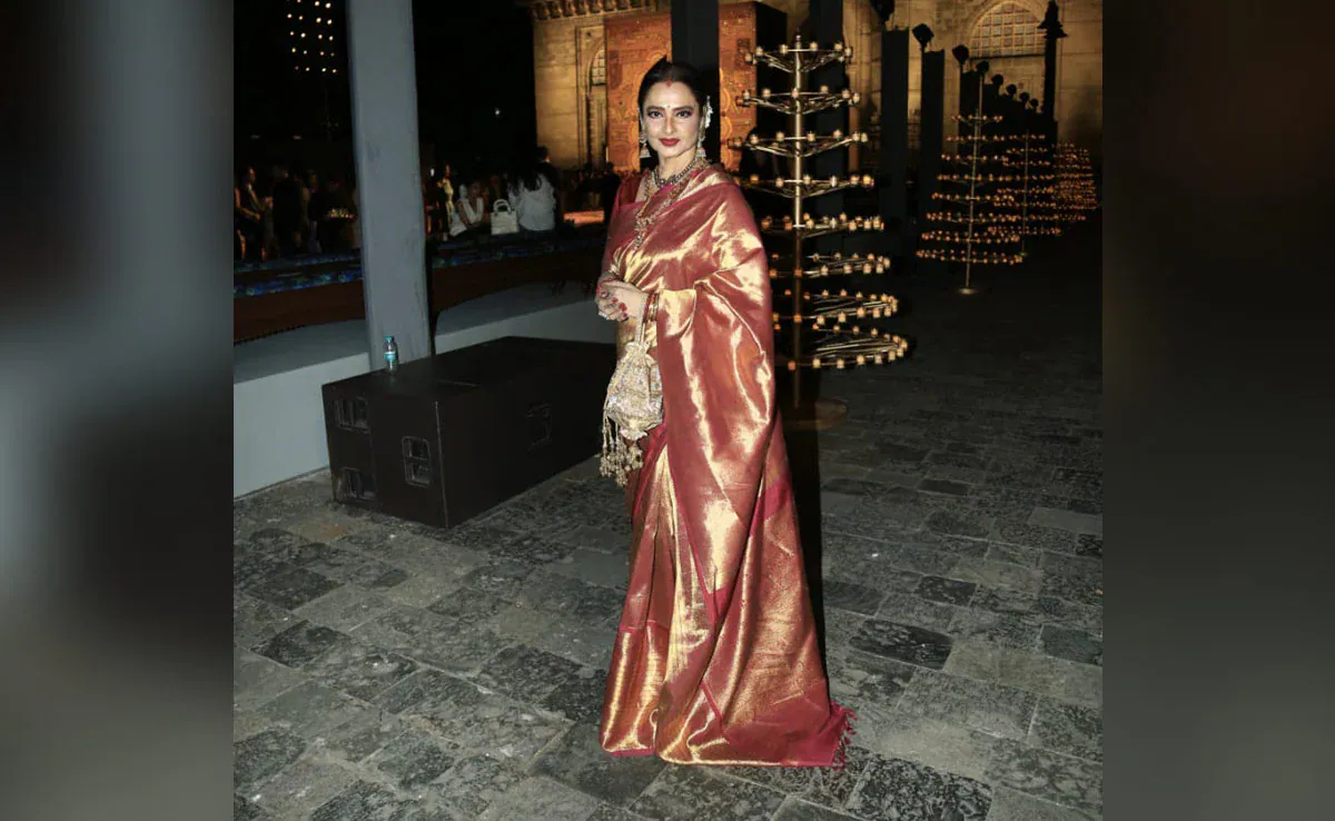 Rekha's LOL Exchange With Kapil Sharma Over Amitabh Bachchan's Dialogues