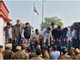 राजस्थान यूनिवर्सिटी के बाहर NSUI का जोरदार प्रदर्शन, पुलिस ने 12 से ज्यादा कार्यकर्ताओं को हिरासत में लिया राजस्थान यूनिवर्सिटी के बाहर NSUI का जोरदार प्रदर्शन, पुलिस ने 12 से ज्यादा कार्यकर्ताओं को हिरासत में लिया