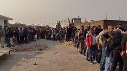 फक्त 20 रुपयात टक्कल दूर करण्याचा उपाय! इतकी गर्दी की रस्ते झाले जाम, पाहा Video