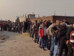 फक्त 20 रुपयात टक्कल दूर करण्याचा उपाय! इतकी गर्दी की रस्ते झाले जाम, पाहा Video फक्त 20 रुपयात टक्कल दूर करण्याचा उपाय! इतकी गर्दी की रस्ते झाले जाम, पाहा Video
