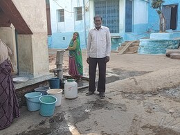 नल जल योजना से कोसों दूर MP का ये जिला ! पानी के लिए हैंडपंप के सहारे लोग नल जल योजना से कोसों दूर MP का ये जिला ! पानी के लिए हैंडपंप के सहारे लोग