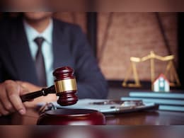 न्यायाधीश लाचप्रकरणात 2 आरोपी न्यायालयाच्या स्वाधीन, मुख्य आरोपी अद्यापही फरार  न्यायाधीश लाचप्रकरणात 2 आरोपी न्यायालयाच्या स्वाधीन, मुख्य आरोपी अद्यापही फरार
