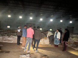 गजब का करप्शन ! कांग्रेस नेता के वेयर हाउस से 16 हजार बोरी गेहूं गायब, बदले में भरे भूसा और डस्ट गजब का करप्शन ! कांग्रेस नेता के वेयर हाउस से 16 हजार बोरी गेहूं गायब, बदले में भरे भूसा और डस्ट