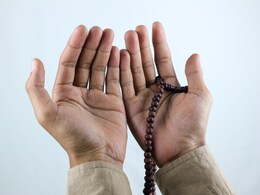 Kar Darshan Mantra : सुबह जगते ही हथेलियों को देखकर पढ़ें ये शक्तिशाली मंत्र, मिलेंगे कई फायदे Kar Darshan Mantra : सुबह जगते ही हथेलियों को देखकर पढ़ें ये शक्तिशाली मंत्र, मिलेंगे कई फायदे