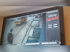 बच्चे को स्कूल की बस में चढ़ाते समय मां को लगा इलेक्ट्रिक शॉक, उठने लगी चिंगारियां, जानें कर्नाटक में हुआ क्या