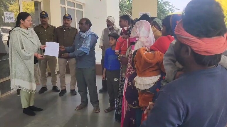 आदिवासियों को दबंगों ने जमीन से किया बेदखल, आ सकती है भूखे मरने की नौबत ! लगाई गुहार