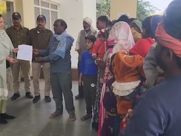 आदिवासियों को दबंगों ने जमीन से किया बेदखल, आ सकती है भूखे मरने की नौबत ! लगाई गुहार आदिवासियों को दबंगों ने जमीन से किया बेदखल, आ सकती है भूखे मरने की नौबत ! लगाई गुहार