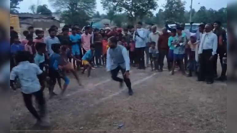 Video: कलेक्टर बने खिलाड़ी! जब बच्चों के बीच कबड्डी लेकर पहुंचे, जानें फिर क्या हुआ