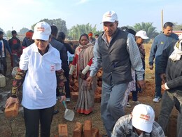 Swachhta Abhiyan: खुद ही शौचालय निर्माण में जुट गए कलेक्टर और अधिकारी, कोरिया प्रशासन ने पेश की मिसाल 