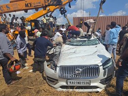 CEO की फैमिली की लग्जरी कार पर ऊपर से गिरा भारी-भरकर कंटेनर, सामने आया बेंगलुरु हादसे का CCTV फुटेज CEO की फैमिली की लग्जरी कार पर ऊपर से गिरा भारी-भरकर कंटेनर, सामने आया बेंगलुरु हादसे का CCTV फुटेज