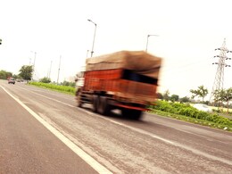 पुलिस को देख ट्रक घुमाया, 5 KM बाद पकड़ा... अंदर से निकली 40 लाख की ये चीज़ पुलिस को देख ट्रक घुमाया, 5 KM बाद पकड़ा... अंदर से निकली 40 लाख की ये चीज़