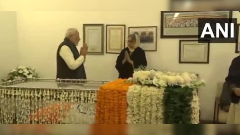डॉ मनमोहन सिंह के आवास पहुंचकर पीएम मोदी ने दी श्रद्धांजलि, बंधाया ढांढस