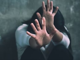गुजरात में दुष्कर्म की शिकार नाबालिग का शव पहुंचा गांव, परिजनों ने दोषियों के लिए मांगी फांसी गुजरात में दुष्कर्म की शिकार नाबालिग का शव पहुंचा गांव, परिजनों ने दोषियों के लिए मांगी फांसी