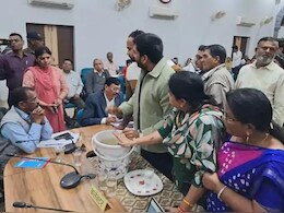 Khandwa : अधिकारियों को गंदा पानी पिलाने पहुंची कांग्रेस, कहा- "पहले इसे ध्यान से देखें..." Khandwa : अधिकारियों को गंदा पानी पिलाने पहुंची कांग्रेस, कहा- "पहले इसे ध्यान से देखें..."