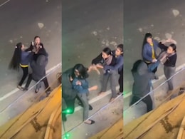 बिहार: जब अपने 'गली ब्वॉय' के लिए बीच सड़क पर भिड़ीं दो लड़कियां, जमकर हुआ हंगामा बिहार: जब अपने 'गली ब्वॉय' के लिए बीच सड़क पर भिड़ीं दो लड़कियां, जमकर हुआ हंगामा