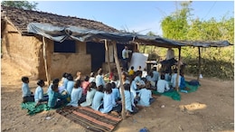Rajasthan: 2 साल से स्कूल बनने का इंतजार कर रहे मासूम, झोपड़ी के बाहर जमीन पर बैठकर कर रहे पढ़ाई