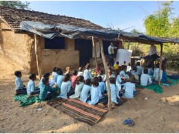 Rajasthan: 2 साल से स्कूल बनने का इंतजार कर रहे मासूम, झोपड़ी के बाहर जमीन पर बैठकर कर रहे पढ़ाई