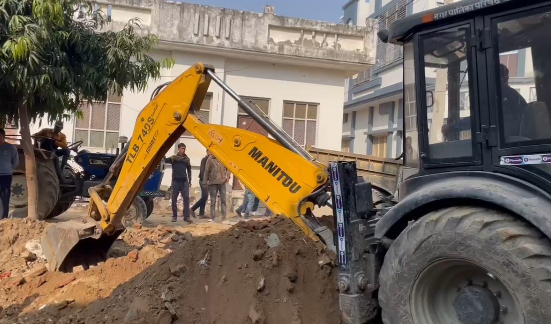 संभल में खुदाई के दौरान मिली गहरी सुरंग, बावड़ी कुआं को भी किया जाएगा अतिक्रमण मुक्त