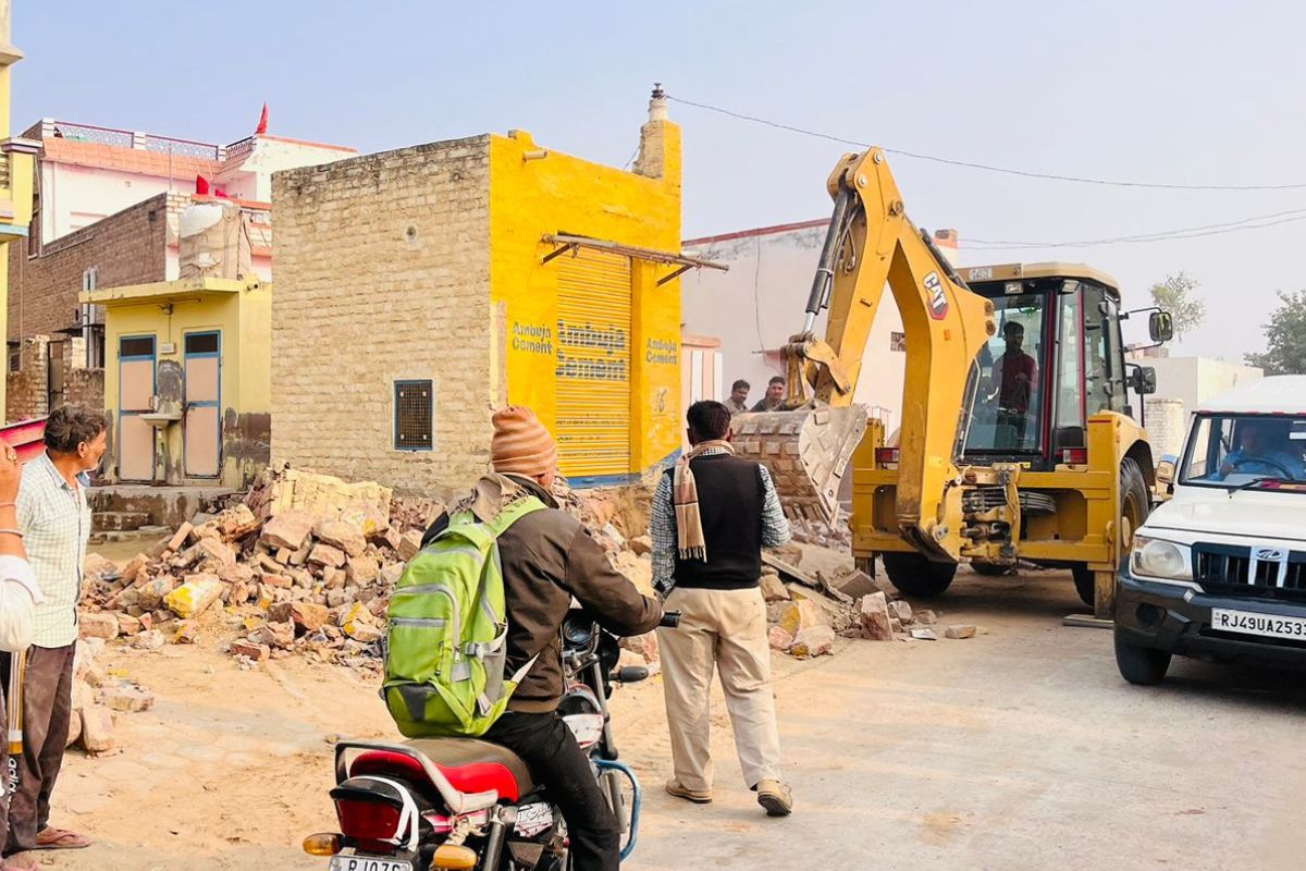 Eve Teasing: युवक की ब्लैकमेलिंग से तंग आकर युवती ने जहर खाकर दी थी जान, अब आरोपी के घर पर चला बुलडोजर