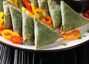 Palak Paneer Samosas Are The Snack You Need To Make This Weekend Palak Paneer Samosas Are The Snack You Need To Make This Weekend