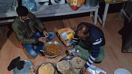 Positive New Year 2025: बेसहारों के लिए 'अन्नदाता' बने सेंधवा के ये तीन दोस्त, 9 साल से खिला रहे फ्री में खाना