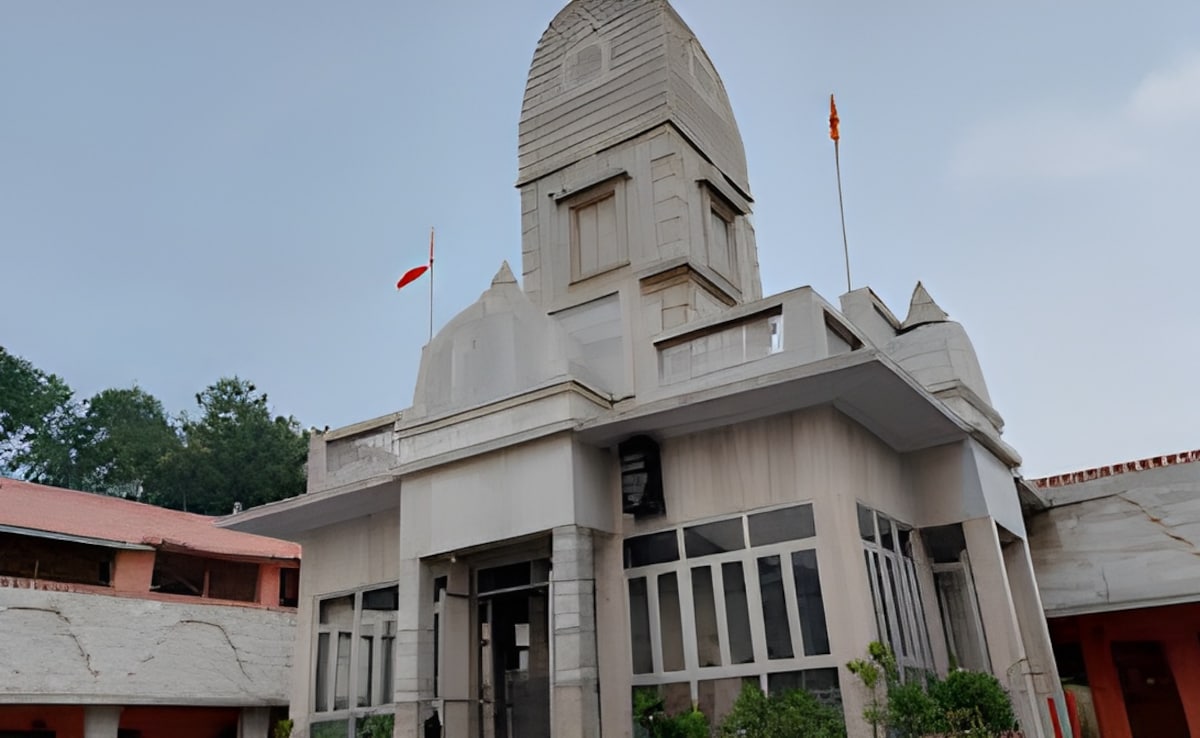 संभल में हरि बाबा बांध धाम मंदिर को देखने हजारों भक्त आते हैं. संभल में हरि बाबा बांध धाम मंदिर को देखने हजारों भक्त आते हैं.