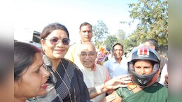 CG: विधायक ने बांटे हेलमेट तो पूर्व विधायक ने उठा दिए ये सवाल, जानें पूरा मामला&nbsp;
