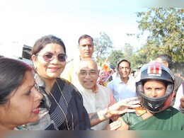 CG: विधायक ने बांटे हेलमेट तो पूर्व विधायक ने उठा दिए ये सवाल, जानें पूरा मामला  CG: विधायक ने बांटे हेलमेट तो पूर्व विधायक ने उठा दिए ये सवाल, जानें पूरा मामला