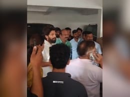 Allu Arjun Arrest Viral Video: अल्लू अर्जुन को पुलिस ने किया गिरफ्तार, परेशान दिखी पत्नी, वीडियो हुआ वायरल Allu Arjun Arrest Viral Video: अल्लू अर्जुन को पुलिस ने किया गिरफ्तार, परेशान दिखी पत्नी, वीडियो हुआ वायरल
