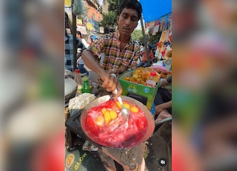 Viral Video: Cold Drink In Omelette? Bizarre Street Food Left Foodies Disappointed Viral Video: Cold Drink In Omelette? Bizarre Street Food Left Foodies Disappointed