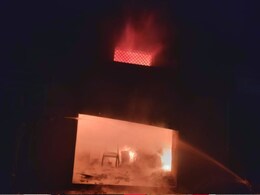 Damoh Fire: दमोह में कियोस्क सेंटर और हार्डवेयर दुकान में लगी आग, लाखों का माल जलकर खाक Damoh Fire: दमोह में कियोस्क सेंटर और हार्डवेयर दुकान में लगी आग, लाखों का माल जलकर खाक