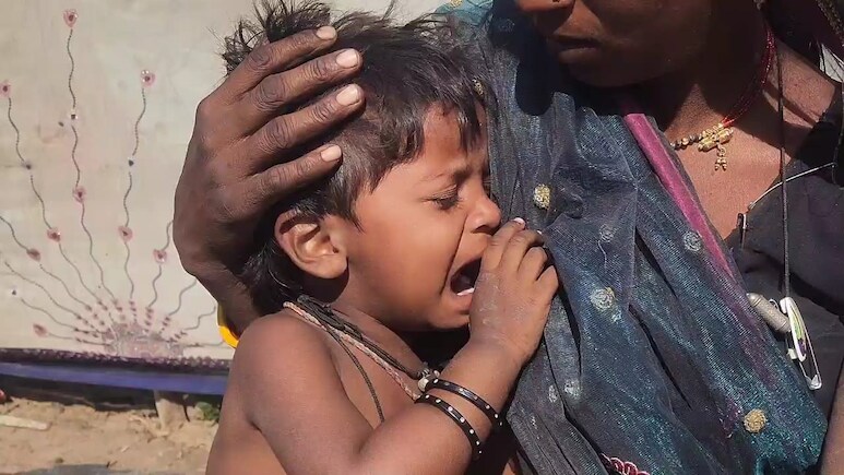 खुले आसमान में ठंड से ठिठुरते लोग ! बेतवा के 'मजबूरों' की परवाह किसी को क्यों नहीं  ?