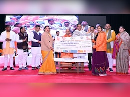 आधी आबादी की उपेक्षा करके सशक्त और समर्थ नहीं हो सकता समाज : CM योगी आधी आबादी की उपेक्षा करके सशक्त और समर्थ नहीं हो सकता समाज : CM योगी