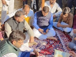 कांग्रेस के नेताओं ने कारोबारी के बच्चों को भेंट की पांच लाख रुपयों से भरी गुल्लक, राहुल गांधी ने दिया था निर्देश 