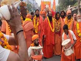 अग्नि अखाड़े की पेशवाई भव्य तरीके से निकली, साधुओं ने किया मेला क्षेत्र में प्रवेश अग्नि अखाड़े की पेशवाई भव्य तरीके से निकली, साधुओं ने किया मेला क्षेत्र में प्रवेश