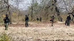 बीजापुर के जंगल में नक्सलियों के साथ जवानों की फिर चल रही है मुठभेड़, अब तक18 नक्सली ढेर, एक जवान भी शहीद