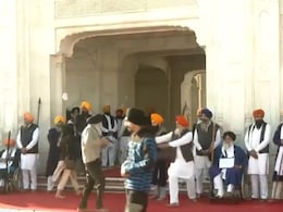 Sukhbir Singh Badal attacked: स्वर्ण मंदिर में बुजुर्ग सरदार ने कैसे बचाई सुखबीर सिंह बादल की जान, देखिए वीडियो Sukhbir Singh Badal attacked: स्वर्ण मंदिर में बुजुर्ग सरदार ने कैसे बचाई सुखबीर सिंह बादल की जान, देखिए वीडियो