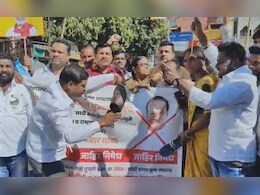 छगन भुजबळ समर्थक आक्रमक, अजित पवारांच्या फोटोला जोडे मारून नोंदवला निषेध छगन भुजबळ समर्थक आक्रमक, अजित पवारांच्या फोटोला जोडे मारून नोंदवला निषेध