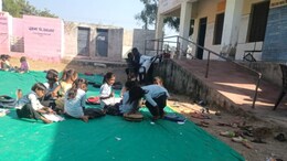 Rajasthan: स्&zwj;कूल में श&zwj;िक्षक मोबाइल में व्&zwj;यस्&zwj;त, बच्&zwj;चे खेलने में मस्&zwj;त; श&zwj;िक्षा मंत्री के आदेश की अवहेलना&nbsp;
