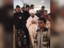 Diljit Dosanjh Offers Prayers In Dhoti At Mahakaleshwar Temple in Ujjain After Indore Concert, Chants <i>Om Namah Shivaay</i>. Watch Diljit Dosanjh Offers Prayers In Dhoti At Mahakaleshwar Temple in Ujjain After Indore Concert, Chants <i>Om Namah Shivaay</i>. Watch