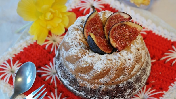 Learn how to make a fluffy, moist, and flavourful plum cake without alcohol
