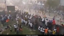 फुटबॉल सामन्यादरम्यान फॅन्समध्ये तुंबळ हाणामारी, 100 हून अधिक जणांचा मृत्यू