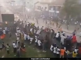 गिनी में फुटबॉल मैच के दौरान फैंस की आपस में झड़प, 100 से अधिक लोगों की मौत गिनी में फुटबॉल मैच के दौरान फैंस की आपस में झड़प, 100 से अधिक लोगों की मौत