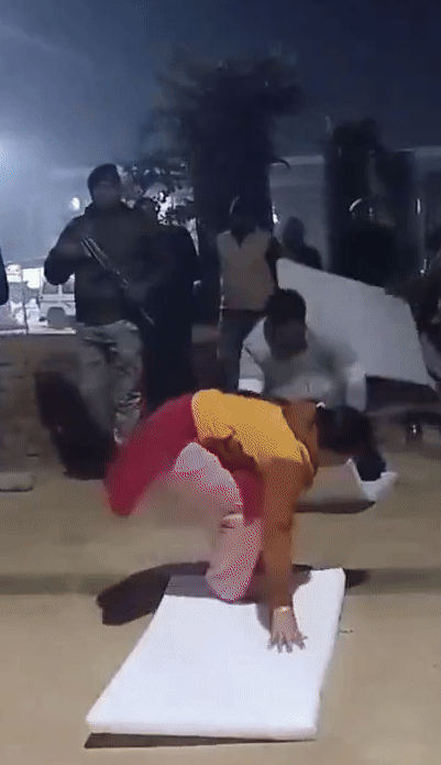 Watch: बेटे संग गिरिराज जी की दंडवत परिक्रमा लगा रहीं राजस्थान सीएम की पत्नी, सामने आया वीडियो