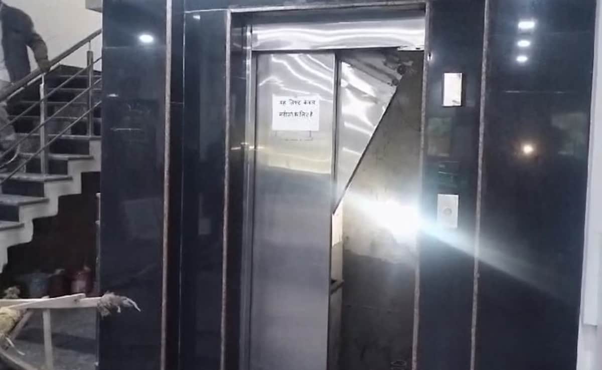 Lift Crashes In UP Hospital, Mother Falls To Death Hours After Giving Birth Lift Crashes In UP Hospital, Mother Falls To Death Hours After Giving Birth