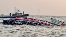 Mumbai Boat Accident : समुद्रात वेगाने फिरली अन् नेव्हीची स्पीड बोट थेट प्रवासी नौकेला धडकली, अपघाताचा Video समोर