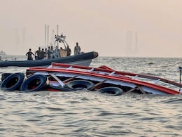 Mumbai Boat Accident : समुद्रात वेगाने फिरली अन् नेव्हीची स्पीड बोट थेट प्रवासी नौकेला धडकली, अपघाताचा Video समोर Mumbai Boat Accident : समुद्रात वेगाने फिरली अन् नेव्हीची स्पीड बोट थेट प्रवासी नौकेला धडकली, अपघाताचा Video समोर