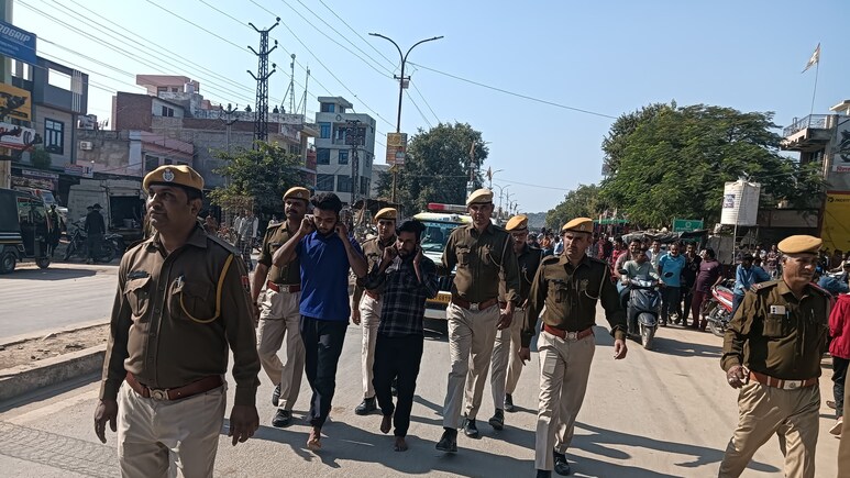 बुलेट से सड़क पर डंडा लेकर न‍िकलते, कार द‍िखते ही तोड़ देते थे शीशा; अब पुल‍िस ने न‍िकाल दी जुलूस