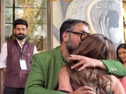 बेटी की मेहंदी सेरेमनी में नाचते हुए इमोशनल हुए अनुराग कश्यप, यूं लगा लिए गले बेटी की मेहंदी सेरेमनी में नाचते हुए इमोशनल हुए अनुराग कश्यप, यूं लगा लिए गले